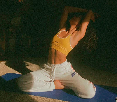 Mujer haciendo Yoga. LIT es ideal para personas que buscan equilibrio.