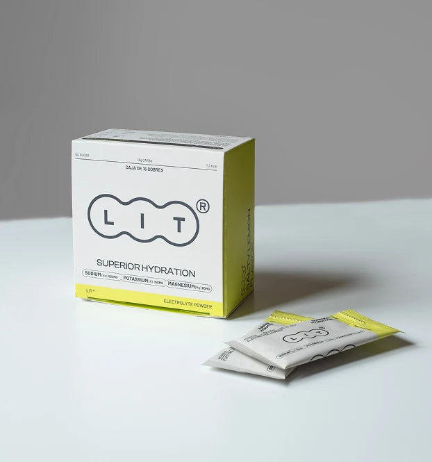LIT contiene sachets individuales de electrolitos en polvo para aumentar rendimiento, mejorar concentración y recuperarte más rápido.