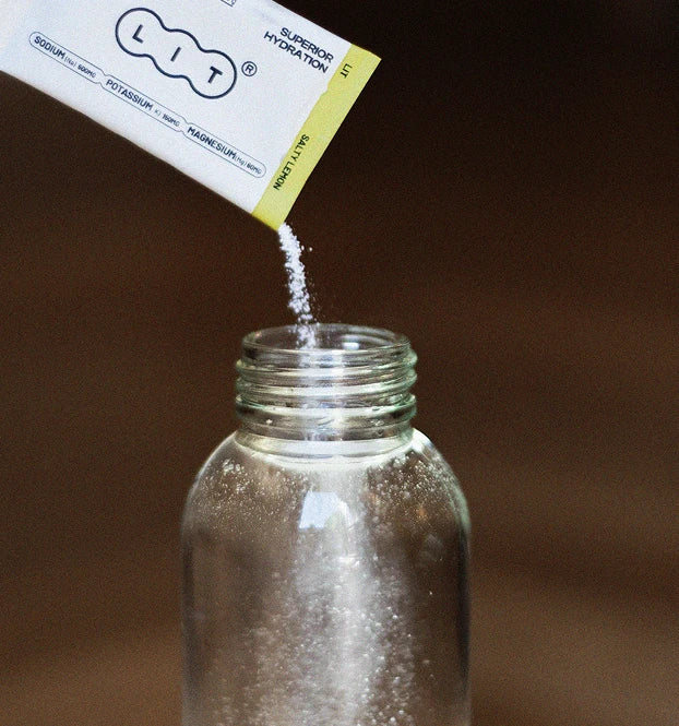 Vertir un sachet de LIT en una botella de 500 ml de agua bien fría 