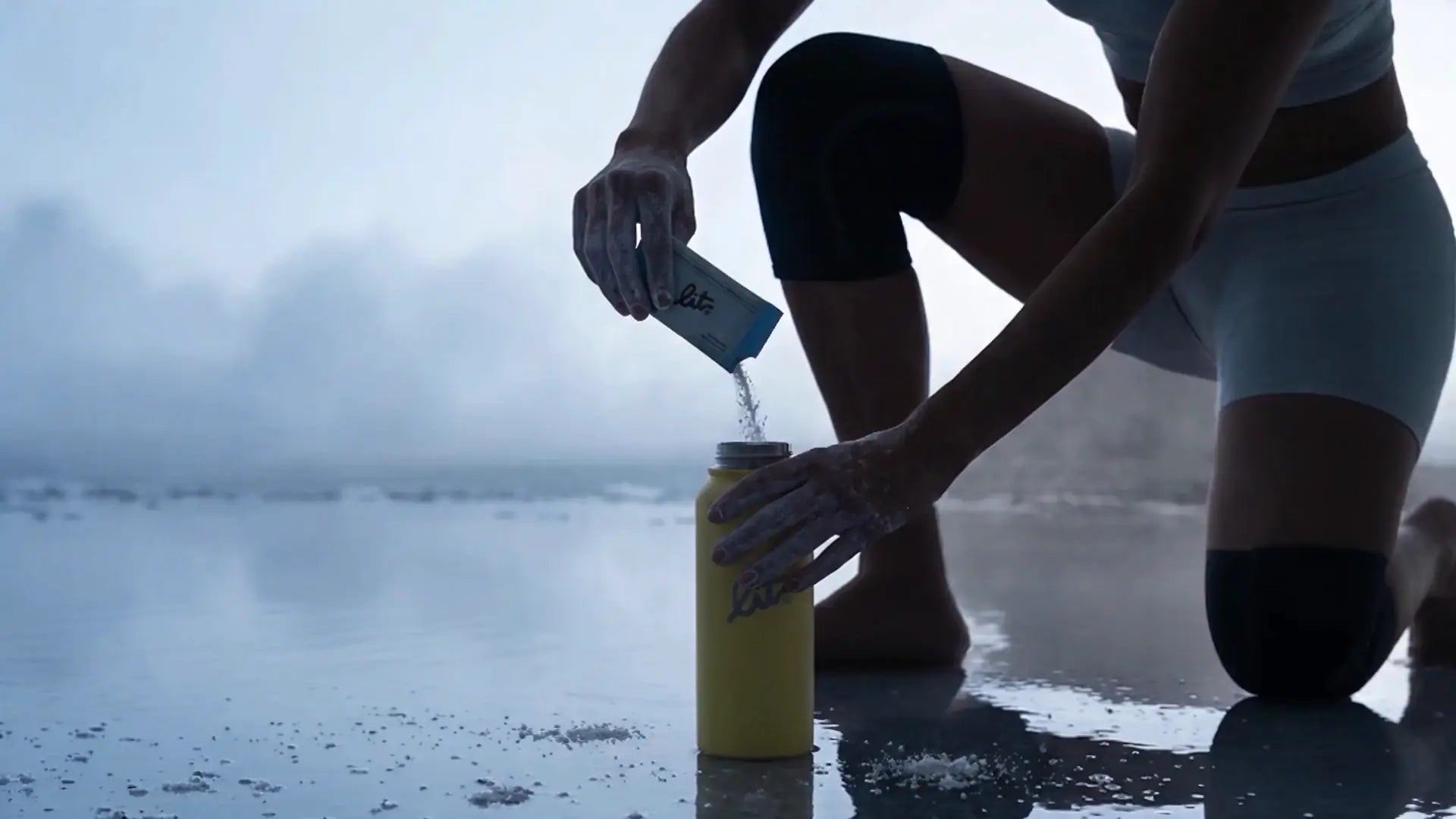 Deportistas hidratándose con LIT Salty Raw